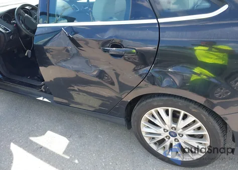 2015 Ford Focus Titanium z USA, uszkodzony, nr VIN 1FADP3J25FL338697